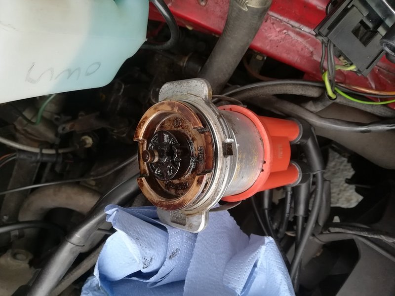 ZündverteilerAusbauen.jpg (210.59 KiB) 18056 mal betrachtet Zündverteiler ausbauen, eventuell vorher eine Markierung setzen... Reinigen und O-Ringe ersetzen...