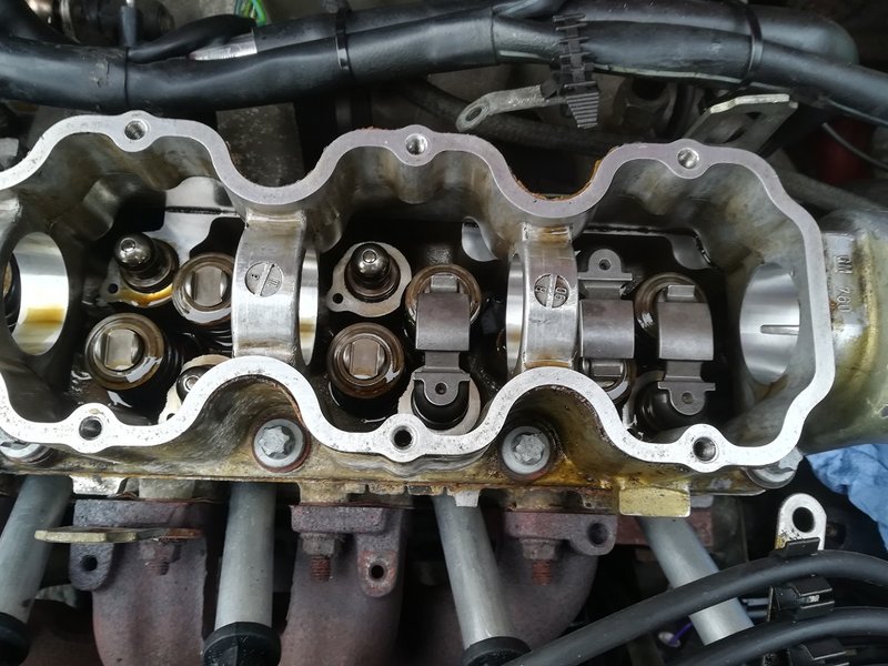 SchlepphebelDruckstückeErneuern.jpg (286.32 KiB) 18056 mal betrachtet Nockenwelle zur Fahrerseite ausbauen, NW-Dichtring ersetzen, neue Druckstücke und Schlepphebel verbauen...