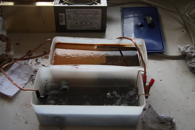 cors364.JPG (353.82 KiB) 46655 mal betrachtet Galvanikbäder, einmal zum entrosten und einmal zum verzinken.