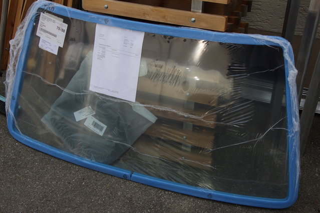cors458.JPG (420.55 KiB) 64816 mal betrachtet Die neue Frontscheibe in grün mit Blaukeil. Stand eines morgens einfach so vor der Tür.