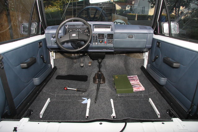 cors487.JPG (467.85 KiB) 78283 mal betrachtet Teppich ist drin, Sitze fehlen noch.